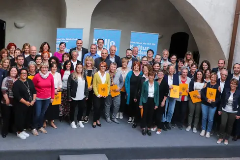 Die Bibliotheksarbeit im Brennpunkt: Leitende und Mitarbeitende von Bibliotheken mit Landesrat Philipp Achammer (3. v. r.) bei der Feier zur Verleihung der Qualitätsnachweise an 33 neu auditierte Bibliotheken. (Foto: LPA/Amt für Bibliotheken und Lesen)