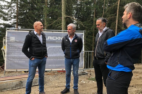 Der Funkumsetzer Ratsberg in Toblach erhält eine Notstromversorgung mit Wasserstofftechnologie, um einen Dienst ohne Unterbrechung zu garantieren: (v.l.) Gottfried Rier von der Firma GKN Hydrogen, Landesrat Schuler, Toblachs Bürgermeister Martin Rienzner, Roland Fasolo vom Landesamt für Zivilschutz. (Foto: LPA/Peter Möltner)