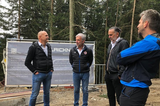 Der Funkumsetzer Ratsberg in Toblach erhält eine Notstromversorgung mit Wasserstofftechnologie, um einen Dienst ohne Unterbrechung zu garantieren: (v.l.) Gottfried Rier von der Firma GKN Hydrogen, Landesrat Schuler, Toblachs Bürgermeister Martin Rienzner, Roland Fasolo vom Landesamt für Zivilschutz. (Foto: LPA/Peter Möltner)