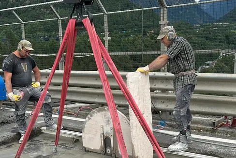Arbeiter auf der Baustelle an der Riggertal-Brücke verrichten die letzten Arbeiten vor der bevorstehenden Wiedereröffnung. (Foto: LPA/Abteilung Infrastruktur und Mobilität)