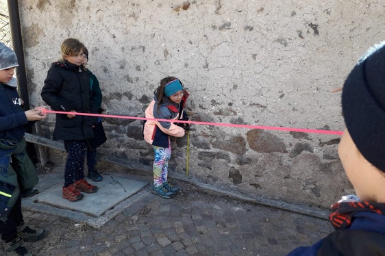 Wie hoch könnte das Wasser steigen? Kinder der Grundschule Altrei erfahren praxisbezogene Details über Wassermarken und Jährlichkeit, die Wahrscheinlichkeit für das Eintreten eines Hochwasserereignisses mit der dazugehörigen Abflussmenge. (Foto: LPA/Agentur für Bevölkerungsschutz)