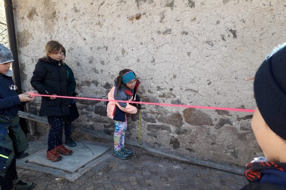 Quanto può salire il livello dell'acqua? I bambini della scuola primaria di Anterivo apprendono dettagli pratici sui segni dell'acqua e sull'annualità, la probabilità che si verifichi un evento alluvionale con la relativa portata (Foto: ASP/Agenzia Protezione civile)