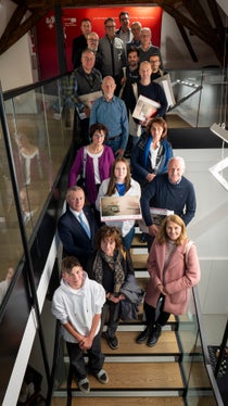 Le calënder de fotografies dl'Euregio 2024 é da ciafé sciöche calënder da parëi o calënder da mësa da en lönesc, ai 13 de novëmber inant tla sënta dl'Euregio tl Waaghaus söl Kornplaz a Balsan. (Foto: USP/Brucculeri)