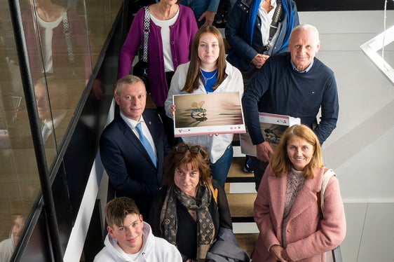 Le 49 foto selezionate per il calendario sono state scattate da 36 appassionati di fotografia di tutta l'Euregio.
Molti di loro erano presenti ieri sera (9 novembre) alla presentazione: eccoli in una suggestiva foto di gruppo. (Foto: ASP/Fabio Brucculeri)