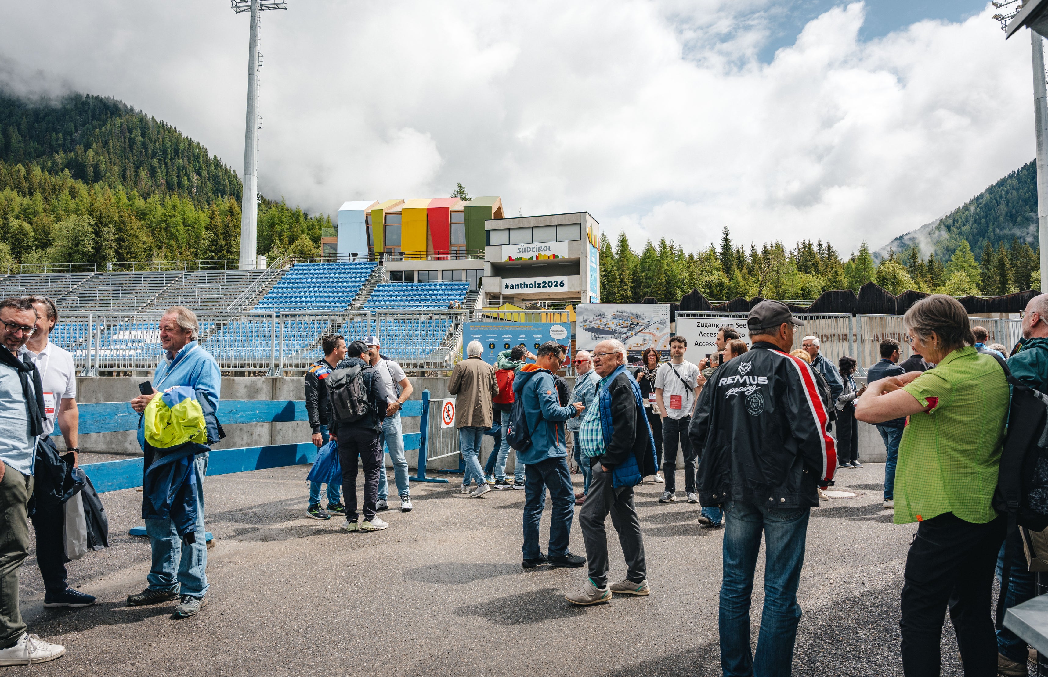 Per la prima volta, Anterselva e l'Alto Adige ospiteranno una rassegna olimpica. Sullo sfondo le tribune dello stadio del biathlon, i cui lavori di restyling sono terminati in vista dell'appuntamento di febbraio 2026. (Foto: Josef Plaickner)