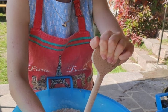 Anna Bolla ha imparato a cuocere il pane in modo tradizionale dalle mogli dei contadini di Trodena: come microbiologa può spiegare esattamente cosa succede quando si lascia lievitare il pane. (Foto: ASP/Ufficio Natura)