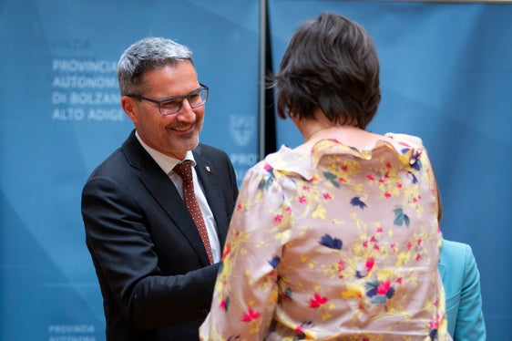 Landeshauptmann Arno Kompatscher begrüßte die Mitarbeiter: Ihre Arbeit trägt dazu bei, das Leben der Menschen in unserem Land zu verbessern sowie unsere Autonomie und das Vertrauen in unsere Verwaltung zu stärken. (Foto: LPA/Fabio Brucculeri)