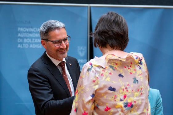 Landeshauptmann Arno Kompatscher begrüßte die Mitarbeiter: Ihre Arbeit trägt dazu bei, das Leben der Menschen in unserem Land zu verbessern sowie unsere Autonomie und das Vertrauen in unsere Verwaltung zu stärken. (Foto: LPA/Fabio Brucculeri)