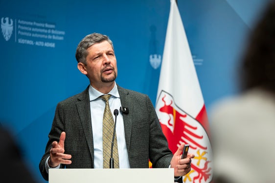 Wir legen großes Augenmerk auf die Sicherheit der Straßeninfrastruktur und deren Resilienz, um für die Verkehrsteilnehmer möglichst alle Risiken auszuschließen, betonte Infrastrukur- und Mobilitätslandesrat Daniel Alfreider. (Foto: LPA/Fabio Brucculeri)