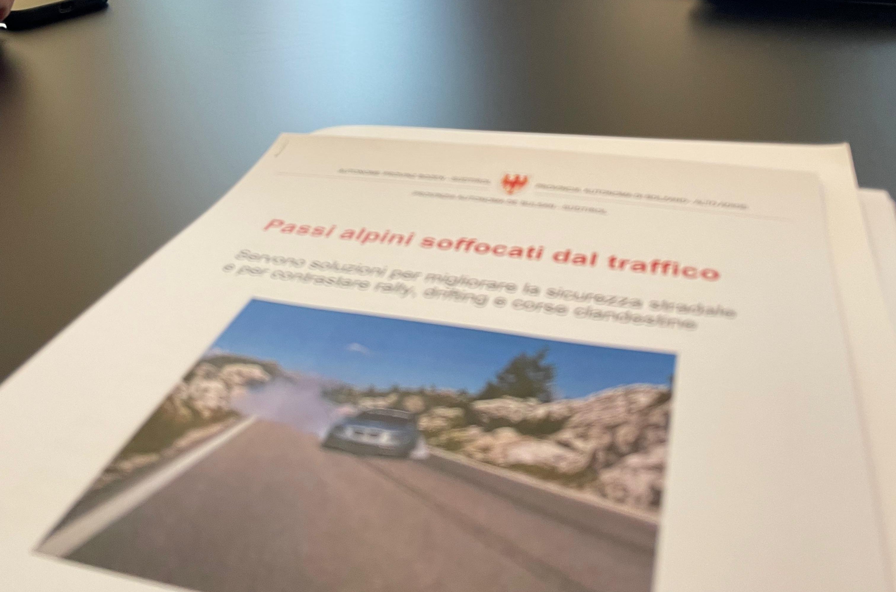 Infrastrukturen- und Mobilitätslandesrat Alfreider betonte, dass besonderes Augenmerk auf die Regulierung des Verkehrs auf vielbefahrenen Bergpässen gelegt werden sollte. (Foto: LPA/Ressort für Infrastrukturen und Mobilität)