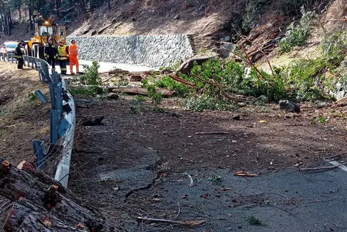 Am 5. Februar waren am frühen Nachmittag große Felsblöcke auf die Landesstraße von Mühlbach nach Meransen gestürzt. (Foto: LPA/Landesabteilung Straßendienst)