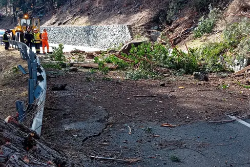 Nel primo pomeriggio di giovedì 5 febbraio, dei grossi massi sono caduti sulla strada provinciale SP149, tra Rio Pusteria e la frazione di Maranza. (Foto: USP/Ripartizione Servizio strade)