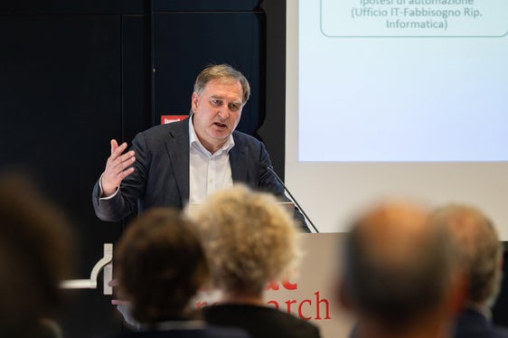 “L'intelligenza artificiale è una tecnologia che ha la capacità di cambiare e migliorare completamente il nostro modo di lavorare”, ha sottolineato il direttore Josef T. Hofer durante l'incontro. (Foto: USP/Greta Stuefer)