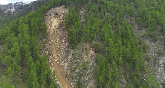 La strada provinciale che porta in Val Senales, vicino a Ratisio Nuovo, verrà protetta da un vallo nel luogo della caduta massi. Per i lavori urgenti verranno prelevati soldi del fondo di riserva. (Foto: ASP/Dipartimento Mobilità)