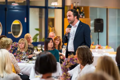Wer auf Sie als Lehrperson zurückblickt, wird Sie nie aus dem Herzen lassen: Bildungslandesrat Philipp Achammer bei der Feier für mit 1. September pensionierte Lehrerinnen und Lehrer. (Foto: LPA/Deutsche Bildungsdirektion)