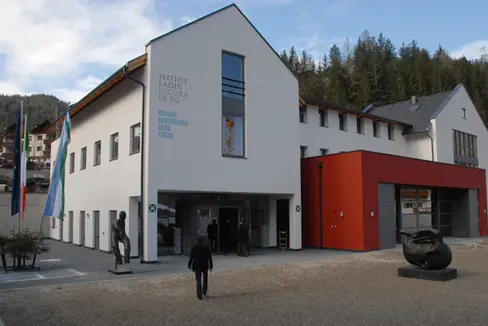 Der Hauptsitz des Kulturinstituts Micurà de Rü ist in St. Martin in Thurn im Gadertal, eine Außenstelle steht in Wolkenstein in Gröden. Das Institut wurde nach dem ladinischen Sprachwissenschaftler und Priester Nikolaus Bacher (1789 in Rü bei St. Kassian geboren, 1847 in Wilten verstorben) benannt. Zu den Zielen gehören die wissenschaftliche Erforschung der ladinischen Sprache, Geschichte und Kultur. (Foto: LPA)