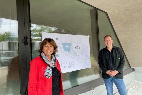 LRin Hochgruber Kuenzer und LR Bessone konnten sich beim Lokalaugenschein in Naturns ein Bild vom künftigen Naturparkhaus, den geplanten Einrichtungsarbeiten und dem Zeitplan für die Fertigstellung machen. (Foto: LPA/Virna Bussadori)