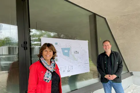 Gli assessori Hochgruber Kuenzer e Bessone nel corso del sopralluogo al nuovo Centro visite a Naturno (Foto: ASP/Virna Bussadori)