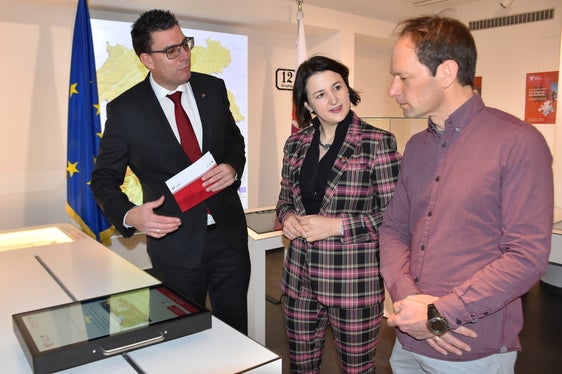 Matthias Fink von der Euregio mit Tirols Sicherheitslandesrätin Astrid Mair und Patrick Nairz vom Lawinenwarndienst Tirol auf dem Rundgang durch die neue Ausstellung (Foto: Land Tirol)