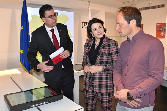 Matthias Fink von der Euregio mit Tirols Sicherheitslandesrätin Astrid Mair und Patrick Nairz vom Lawinenwarndienst Tirol auf dem Rundgang durch die neue Ausstellung (Foto: Land Tirol)