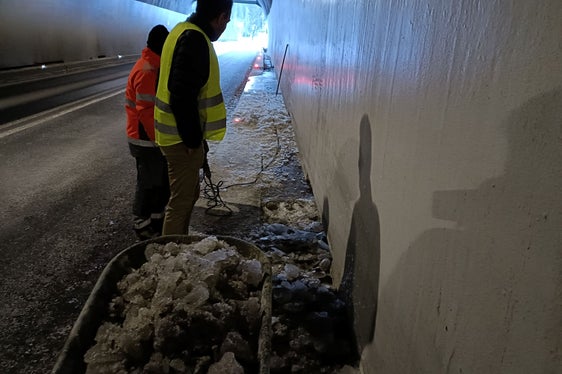 I lavori d'installazione del cavo riscaldante nel canale di drenaggio stanno per essere completati. (Foto: Ufficio tecnico strade centro/sud)