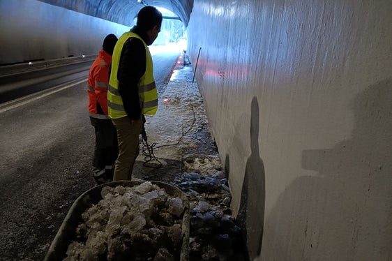 I lavori d'installazione del cavo riscaldante nel canale di drenaggio stanno per essere completati. (Foto: Ufficio tecnico strade centro/sud)