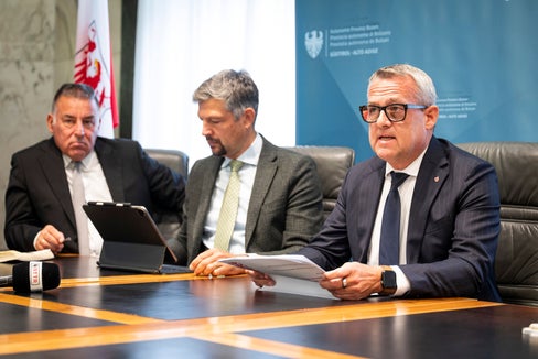 Nel corso della seduta straordinaria della Giunta provinciale al Comune di Bolzano, l'assessore provinciale Christian Bianchi (a destra nella foto) ha illustrato i progetti in corso e in programma a Bolzano. A sinistra l'assessore Alfreider e il vicesindaco Konder. (Foto: USP/Fabio Brucculeri)