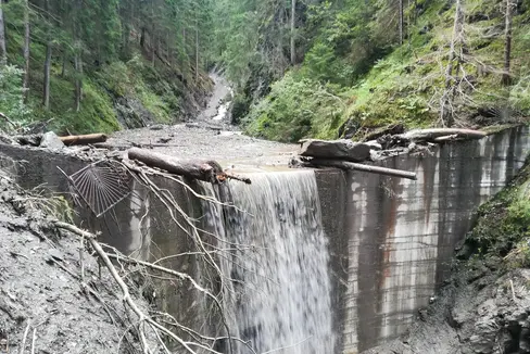 Die beiden bestehenden Rückhaltebecken im Jahrlbach verhinderten nach dem Starkregen Mitte August gravierendere Folgen. (Foto: LPA/Agentur für Bevölkerungsschutz/Amt für Wildbach- und Lawinenverbauung Ost)