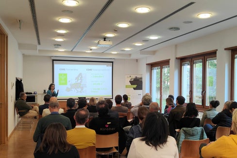 Die Behandlung von Gärresten durch Co-Kompostierung mit Grünabfällen ist Gegenstand eines Pilotprojekts des Landesamtes für Abfallwirtschaft im Rahmen des europäischen Projekts CORE. Die positiven Ergebnisse der ersten Versuchsphase wurden beim 7. Treffen der Anlagenbetreiber und Stakeholder in Bozen vorgestellt. (Foto: LPA/Landesamt für Abfallwirtschaft)