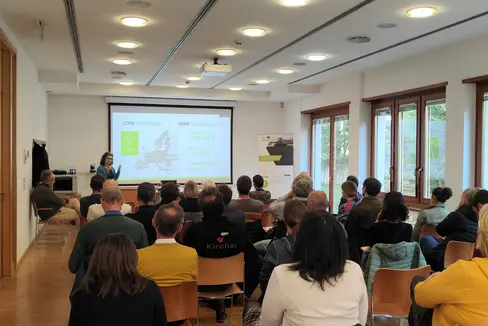 Die Behandlung von Gärresten durch Co-Kompostierung mit Grünabfällen ist Gegenstand eines Pilotprojekts des Landesamtes für Abfallwirtschaft im Rahmen des europäischen Projekts CORE. Die positiven Ergebnisse der ersten Versuchsphase wurden beim 7. Treffen der Anlagenbetreiber und Stakeholder in Bozen vorgestellt. (Foto: LPA/Landesamt für Abfallwirtschaft)