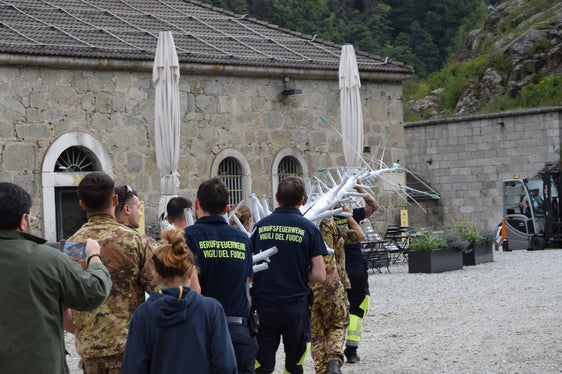 Insieme per l'arte: il Comando delle Truppe Alpine e i Vigili del Fuoco del Corpo permanente di Bolzano hanno partecipato al trasporto dell'opera da Bolzano a Fortezza e alla sua installazione. (Foto: USP/Forte di Fortezza)