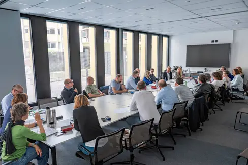 AM 27. Mai trafen sich die Vertreter der Landesagentur für Gewerkschaftsbeziehungen und der repräsentativen Gewerkschaften erneut, um die geplante Einmalzahlung für öffentliche Bedienstete und das Lehrpersonal sowie weitere Benefits zu besprechen. (Foto: LPA/Greta Stuefer)