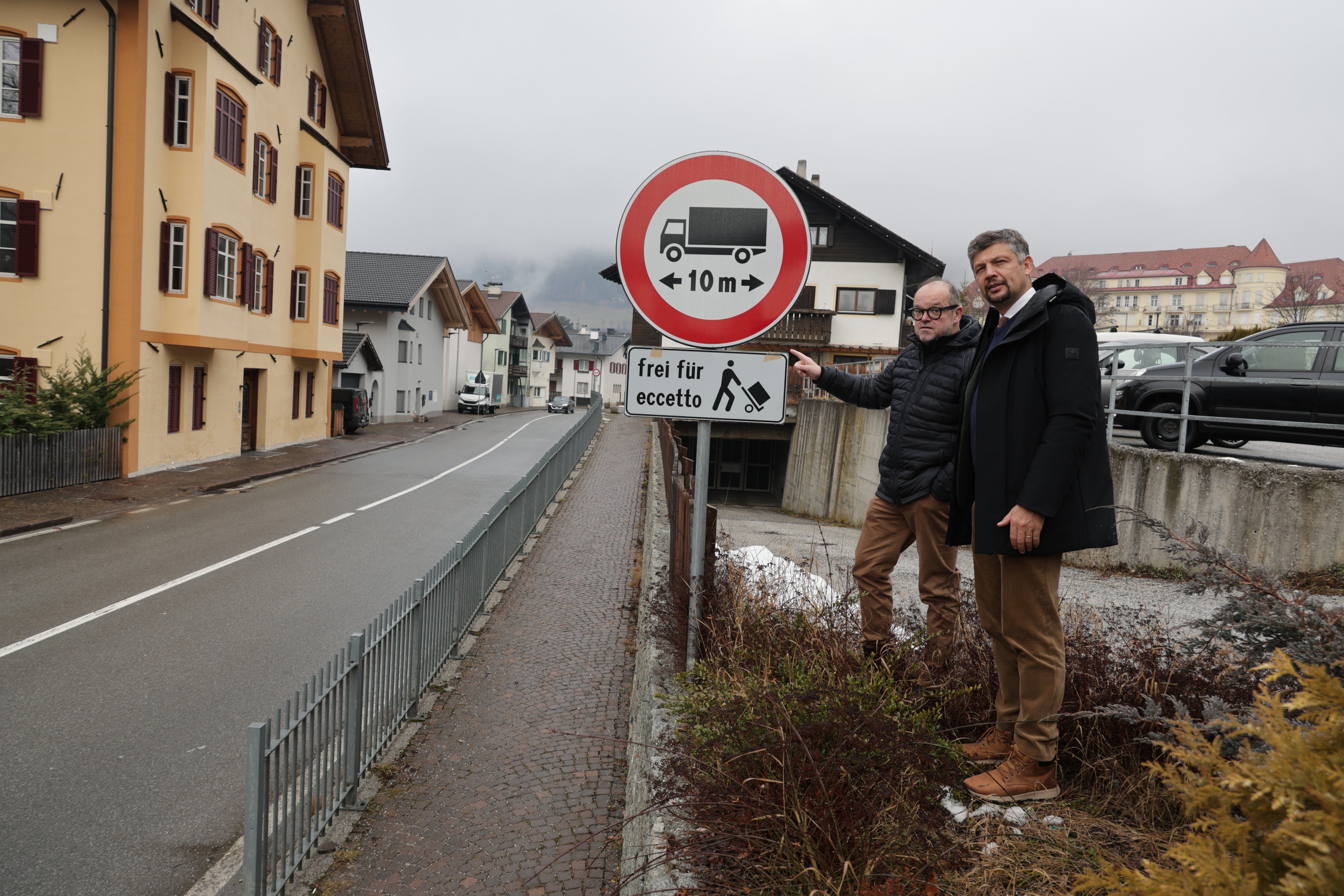 Con effetto immediato, a Colle Isarco non possono più transitare autocarri di lunghezza superiore ai dieci metri. Nella foto, l'assessore provinciale Alfreider (a destra) con il sindaco di Brennero, Martin Alber. (Foto: USP/Ingo Dejaco)