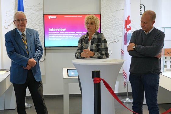 Waren wesentlich in die Gestaltung der Ausstellung involviert: (v. l.) Christoph Haidacher, Tiroler Landesarchiv, Julia Hörmann-Thurn und Taxis, Institut für Geschichtswissenschaften und Europäische Ethnologie an der Universität Innsbruck, und Emanuele Curzei, Institut Lettere e Filosofia der Universität Trient. (Foto: Land Tirol/Dorfmann)