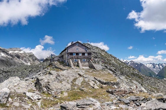 Die Landshuter Europahütte auf 2962 Metern Seehöhe soll neu errichtet werden. Dafür hat die Landesregierung heute die vermögensrechtlichen Voraussetzungen geschaffen und eine Eigentumsregelung mit der Sektion Landshut des Deutschen Alpenvereins beschlossen. (Foto: LPA)