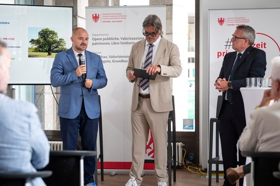 Tra le innovazioni di questa prima metà di mandato il programma Building Renovation Plus, presentato dal direttore di Dipartimento Daniel Bedin. Da sinistra a destra: il direttore di Dipartimento Daniel Bedin, il giornalista Valentino Beccari e l'assessore alle Opere pubbliche Christian Bianchi. (Foto: USP/Fabio Brucculeri)