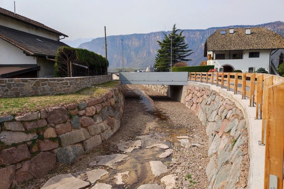 Über den Aldeinerbach führt nun diese neue Brücke. (Foto: LPA/Landesamt für Wildbach- und Lawinenverbauung Süd)