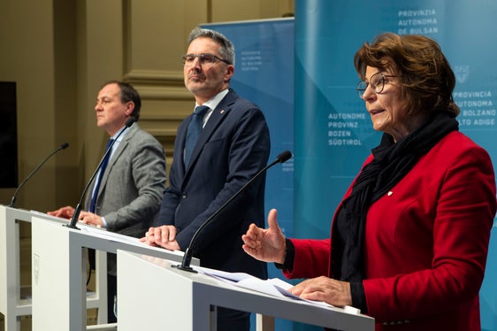 Stellten die zwei Beschlüsse rund um die Neuausrichtung von Voraussetzungen und Förderungen erneuerbarer Energie vor: (v.l.) Landesrat Giuliano Vettorato, Landeshauptmann Arno Kompatscher und Landesrätin Maria Hochgruber Kuenzer. (Foto: LPA/Fabio Brucculeri)