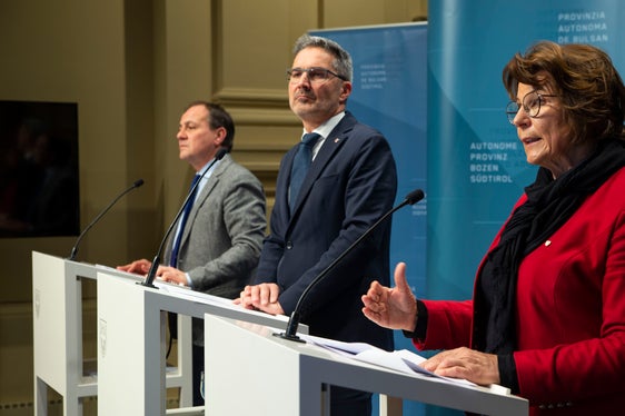 Da dx. l'assessora Maria Hochgruber Kuenzer, il presidente Arno Kompatscher e l'assessore Giuliano Vettorato (Foto: ASP/Fabio Brucculeri)