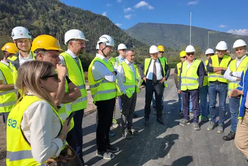 Die Arbeiten an der Riggertal-Schleife sind zu mehr als 50 Prozent abgeschlossen. Beim Lokalaugenschein auf der Baustelle informierten sich Mobilitätslandesrat Daniel Alfreider, Vertreterinnen und Vertreter von RFI, STA und der Landesabteilung Mobilität sowie die Bürgermeisterinnen und Bürgermeister der betroffenen Gemeinden über den Stand des Projekts. (Foto: LPA/Ingo Dejaco)