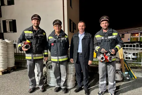 Bei der Materialübergabe (von links): der Kommandant-Stellvertreter der Freiwilligen Feuerwehr Latsch Felix Weitgruber, Bezirksfeuerwehrpräsident Roman Horrer, Forstwirtschaftslandesrat Luis Walcher, der Kommandant der Freiwilligen Feuerwehr Latsch Alexander Mantinger am 4. November abends in Schlanders. (Foto: LPA/Ressort Landwirtschaft, Forstwirtschaft und Tourismus)