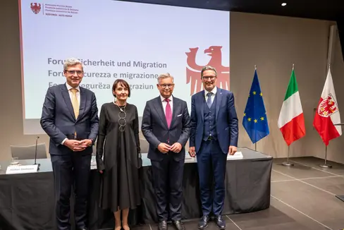 Hanno parlato di sicurezza e migrazione in UE e in Italia al Forum tenutosi al NOI Techpark di Bolzano: l’eurodeputato Herbert Dorfmann (nella foto, da sinistra), il prefetto di Bolzano Maddalena Travaglini, il commissario europeo Magnus Brunner e il presidente della Provincia Arno Kompatscher. (Foto: USP/Fabio Brucculeri)