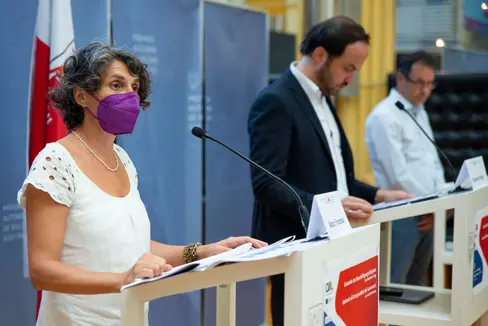 L'assessore provinciale Philipp Achammer (al centro), il direttore della Ripartizione Servizio Mercato del lavoro Stefan Luther (a destra) e la direttrice dell'Ufficio Mediazione al lavoro Francesca Malara (a sinistra) hanno informato sulla Garanzia di occupabilità dei lavoratori (GOL) e del Piano di attuazione provinciale (PAP) (Foto: ASP/Fabio Brucculeri)