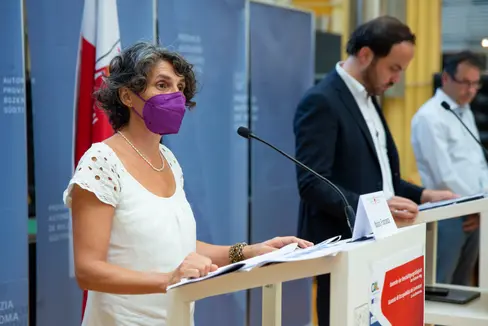 Über die Garantie der Beschäftigungsfähigkeit und den Landesanwendungsplan haben heute Landesrat Philipp Achammer (Bildmitte), der für die Abteilung Arbeitsmarktservice zuständige Direktor, Stefan Luther (ganz rechts), und die für Arbeitsvermittlung zuständige Amtsdirektorin Francesca Malara informiert. (Foto: LPA/Fabio Brucculeri)