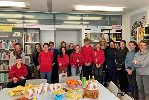 Landesschuldirektorin Sigrun Falkensteiner und Gertrud Verdorfer, Direktorin der Pädagogischen Abteilung der Deutschen Bildungsdirektion, sowie Siglinde Doblander von der Begabungs- und Begabtenförderung der Pädagogischen Abteilung (hinten Mitte) mit den Schülerinnen und Schülern sowie den Lehrpersonen und Schuldirektorin Monika Schwingshackl. (Foto: Martina Winkler)