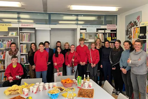 Landesschuldirektorin Sigrun Falkensteiner und Gertrud Verdorfer, Direktorin der Pädagogischen Abteilung der Deutschen Bildungsdirektion, sowie Siglinde Doblander von der Begabungs- und Begabtenförderung der Pädagogischen Abteilung (hinten Mitte) mit den Schülerinnen und Schülern sowie den Lehrpersonen und Schuldirektorin Monika Schwingshackl. (Foto: Martina Winkler)