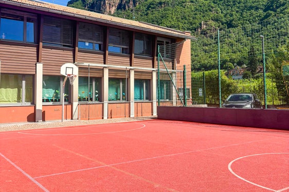 Der neue Sportplatz, der in der Grundschule Siebeneich mit PNRR-Mitteln errichtet wurde. (Foto: LPA/Landesabteilung Europa)