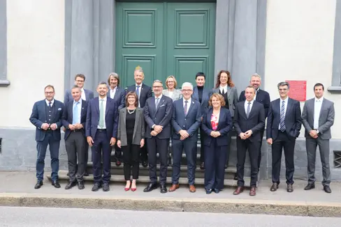 Zwischen Südtirol und Graubünden besteht eine lange Freundschaft: Eine Delegation der Südtiroler Landesregierung traf sich heute (18. Oktober) in Chur zu einem freundschaftlichen Austausch mit der Regierung des Kantons Graubünden. (Foto: LPA/Margit Piok)