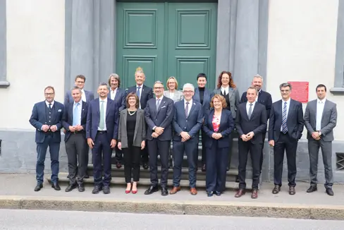 Zwischen Südtirol und Graubünden besteht eine lange Freundschaft: Eine Delegation der Südtiroler Landesregierung traf sich heute (18. Oktober) in Chur zu einem freundschaftlichen Austausch mit der Regierung des Kantons Graubünden. (Foto: LPA/Margit Piok)