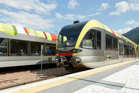 La Giunta provinciale ha aumentato di 9,2 milioni di euro il programma di investimenti della società provinciale Sta - Strutture Trasporto Alto Adige SpA per il periodo fino al 2026. La maggior parte dei fondi sarà investita in infrastrutture ferroviarie. (Foto: USP/altoadigemobilità)